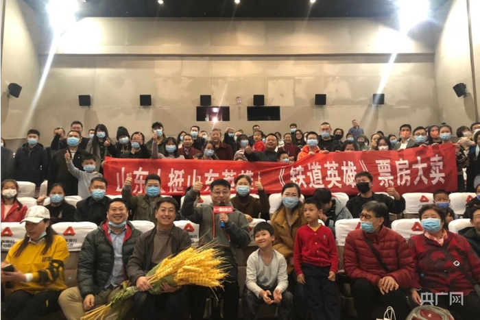 观众合影（央广网见习记者潘可鑫摄）