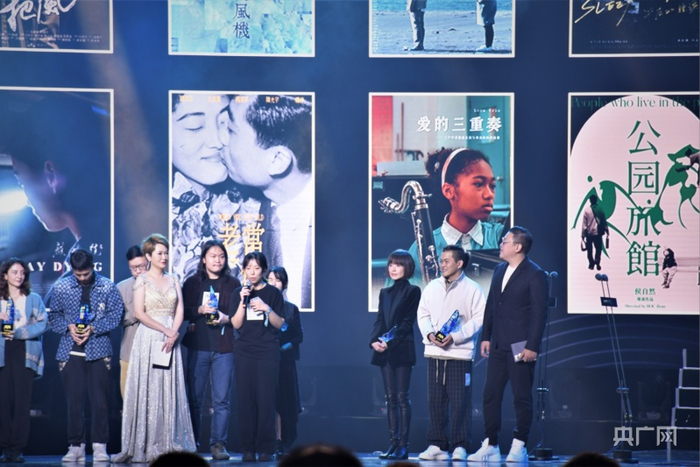 嘉宾为获得麒麟优秀短片作者颁奖（央广网记者罗晓英 摄）