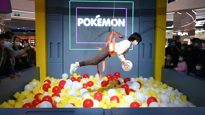 消费者在松江印象城参与活动。