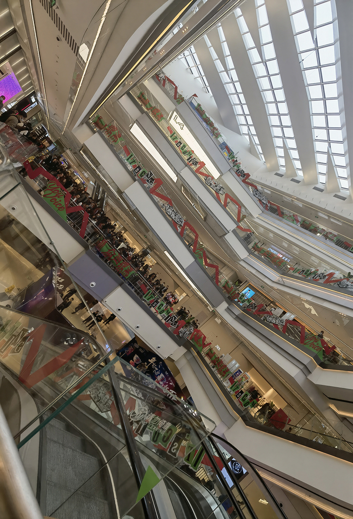 松江印象城开业当日客流破10万人次。 上海松江警方 供图