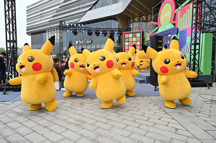 皮卡丘在开业活动上集体跳舞。