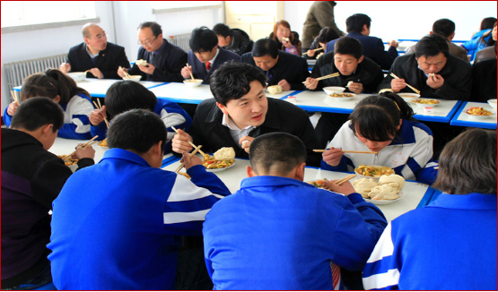 　刘凯在星火中学和同学们一起吃饭交流