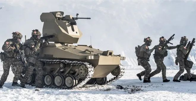 俄卡拉什尼科夫公司的无人战车与士兵协同演练。