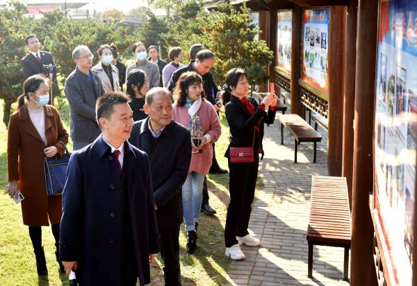 代表们在罗田县燕儿谷参观检察机关参与建设的法治长廊项目