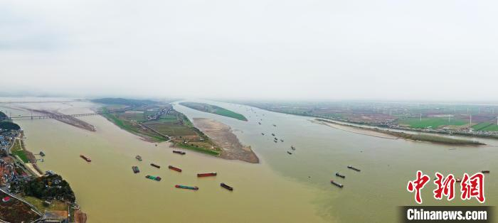 在位于江西省九江市湖口县的长江与鄱阳湖交汇处，呈现“江湖两色”景致。　刘占昆 摄
