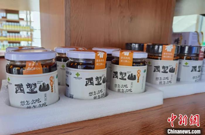 息烽县的农特产品辣椒油走俏网络。　周燕玲 摄