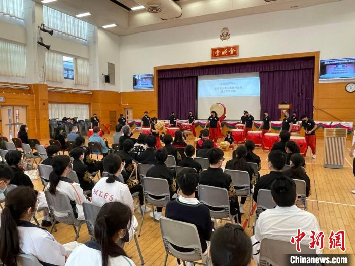香港浸会大学附属学校王锦辉中小学的学生表演鼓乐节目。　新绛县西街实验小学供图