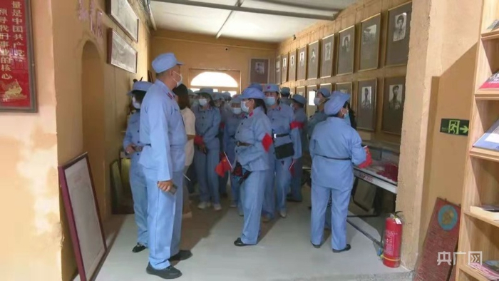 昌吉市民在红色新疆永鹏红色记忆收藏馆参观。昌吉市融媒体中心提供 央广网发