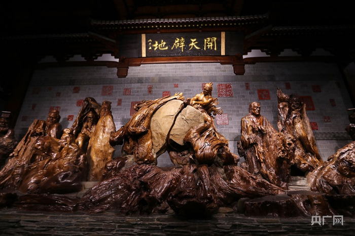 根宫佛国景区根雕作品（央广网记者 魏炜摄）
