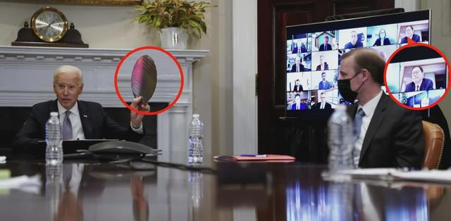 今年4月的半导体峰会上，拜登举起了晶圆，台积电董事长刘德音脸色难看。图片来源：CNBC 