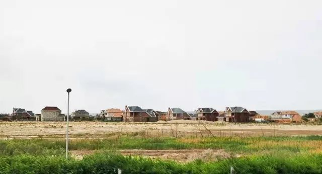 ▲克拉玛依戈壁滩中的别墅 马一凡/摄影