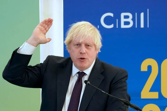 22日，英首相演讲现场找不到该念的稿子喊三声 “原谅我”。图源：视觉中国
