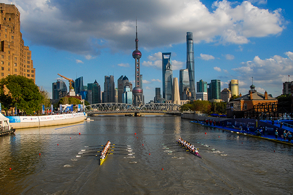 2021年10月24日，上海，运动员在苏州河上竞技。人民视觉  资料图