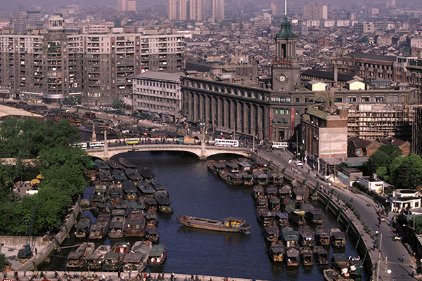 1987年5月，上海，繁忙的苏州河。人民视觉  资料图