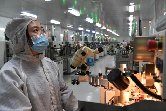 安徽马鞍山：工人加工生产国产芯片供应市场。