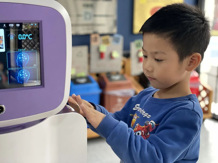 静安区安庆幼儿园的孩子来园时通过智能晨检仪进行手部健康检查。 本文图片均为受访者供图