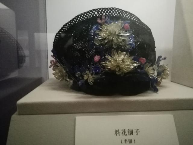 清代后妃的“料花钿子”，先拉制出玻璃的彩色菊花花瓣和菊叶，然后攒成花朵，固定在钿子（头帽）上，某位后妃可将其戴于脑后（图片来源：作者提供） 