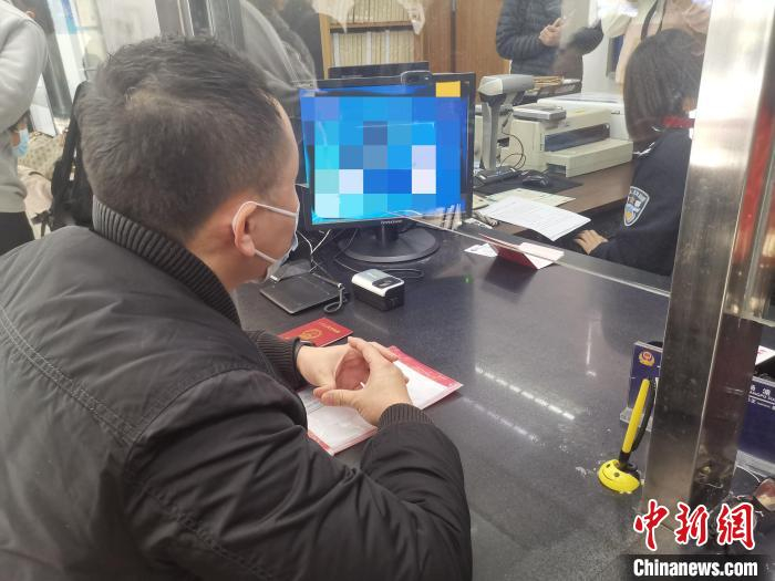 图为民众前来窗口办理手续。　上海警方供图