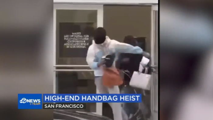 一伙蒙面男子从路易威登零售店抢走名牌包 图源：ABC News