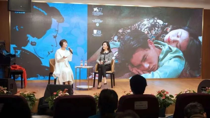 嘉宾淳子与主持人阎华