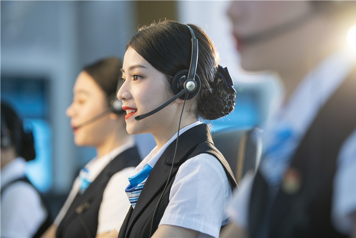 南方电网广西电网公司95598话务员正在微笑服务（央广网发 梁磊摄）
