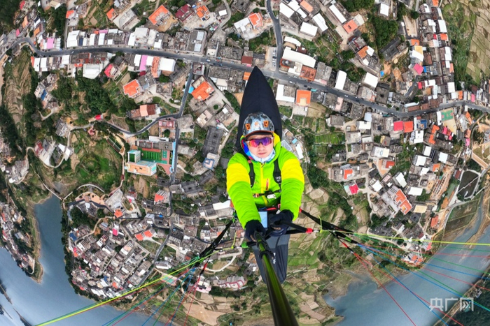 滑翔伞下的金圭村景色（央广网发 林荣堂摄）
