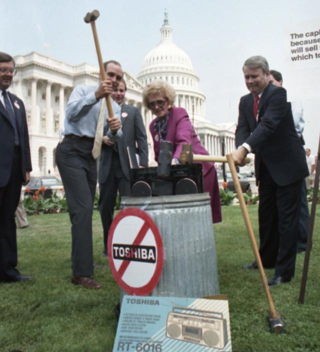 美国议员砸毁东芝收音机