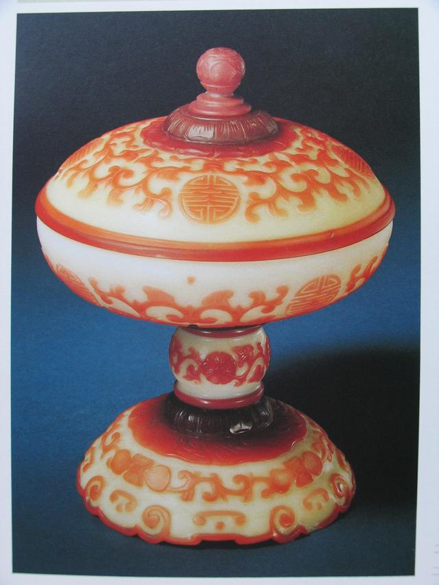 清宫造办处制造的套料玻璃高足碗（图片来源：作者提供） 