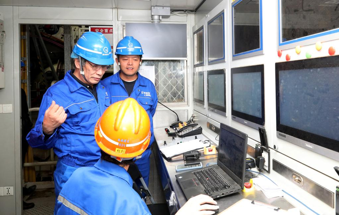 　　李鸿在地下盾构操控室内与操作工人交流。新华社记者 方喆 摄