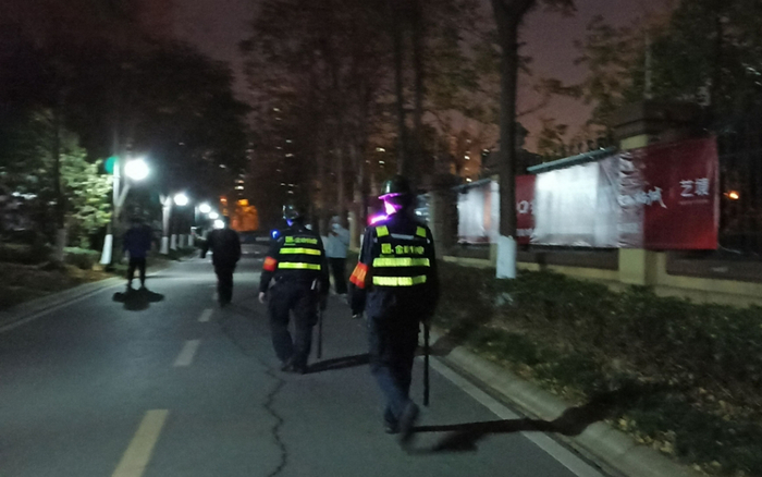  ▲事发小区物业已安排保安进行24小时巡逻。 新京报记者&nbsp;吴梦真 摄
