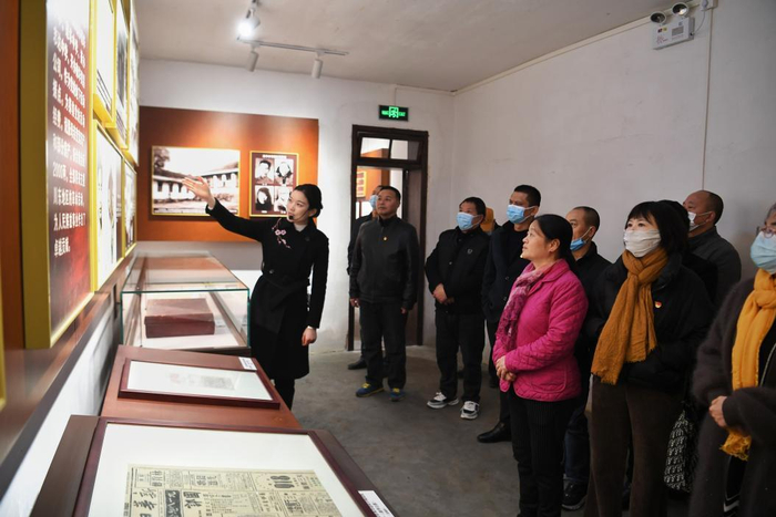 游客参观了解王朴烈士的红色故事（央广网发  郭旭摄）