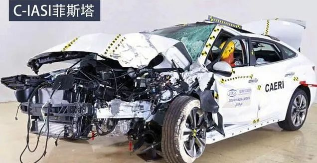 ▲现代菲斯塔在中保研的碰撞测试中A柱弯折（来源：中保研）