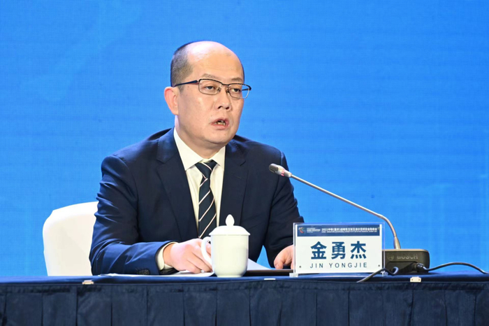 金勇杰介绍有关情况 邹乐 摄