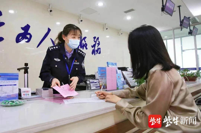 图为江苏警方的服务窗口