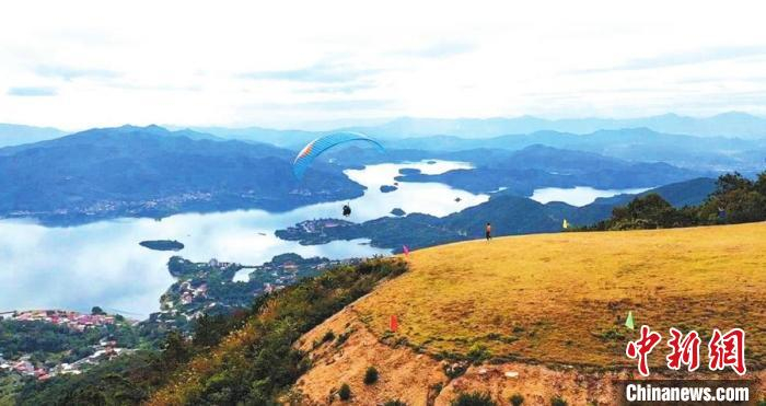 图为位于金圭村的滑翔伞基地。　李想 摄