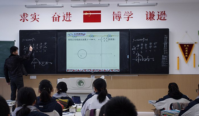 老师正使用智慧黑板产品，图片由欧帝科技提供。