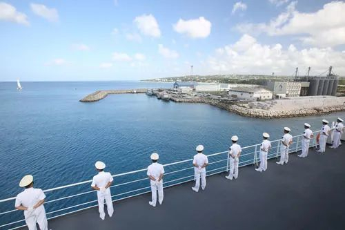 ▲资料图片：2015年11月27日，中国海军和平方舟医院船缓缓驶进巴巴多斯首都布里奇敦港时，海军官兵在甲板列队站坡。新华社发（江山摄）