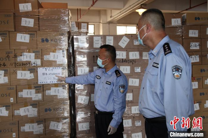 图为：深圳海关缉私民警现场查获涉嫌走私的化妆品 刘柏辉/摄