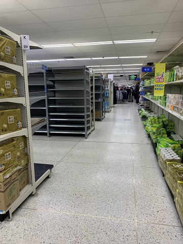 沃尔玛（洪湖店）有些货架的产品已经清空&nbsp; 黄琼/摄