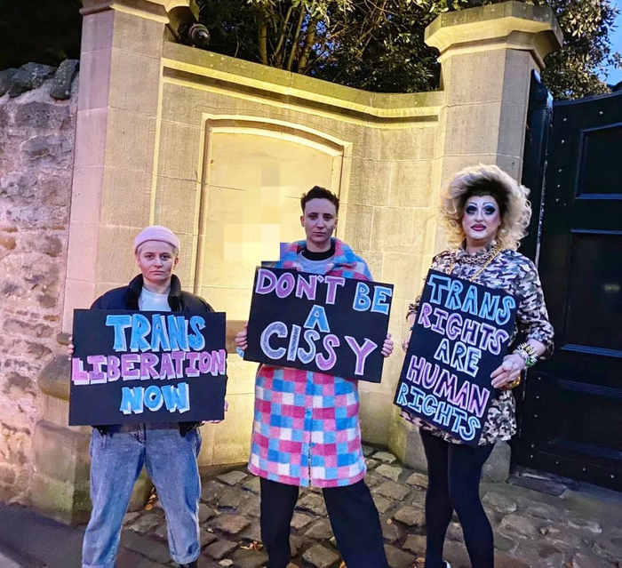 3人在J.K.罗琳家门口拍照，图自推特