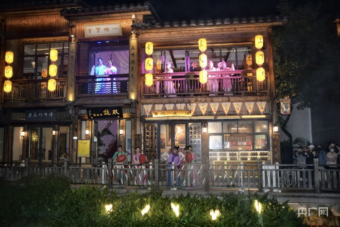 “海丝奇妙夜”利用上下杭历史建筑、景观实景与光影巧妙融合，打造“沉浸式”夜游互动体验（央广网记者 龚雯摄）