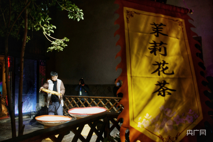 极具闽都文化特色的茉莉花茶制作表演（央广网记者 龚雯摄）