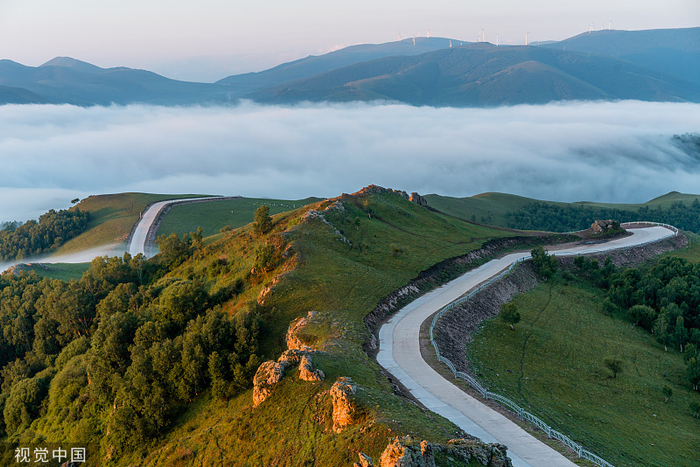 （不同时节的草原天路，视觉中国供图，央广网发）