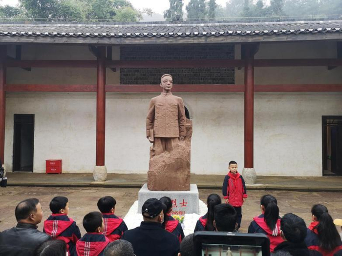 王子豪现场宣讲祖父的革命故事（央广网发  张志摄）