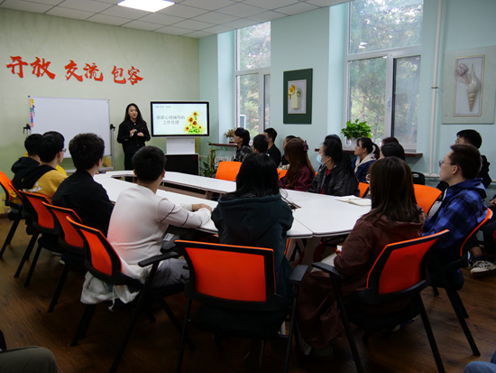     辅导员开办心理工作坊。本组图片由长春理工大学提供