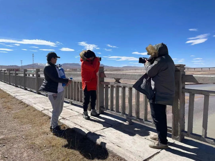 竹内亮带领团队在中国拍摄纪录片。（受访者供图）