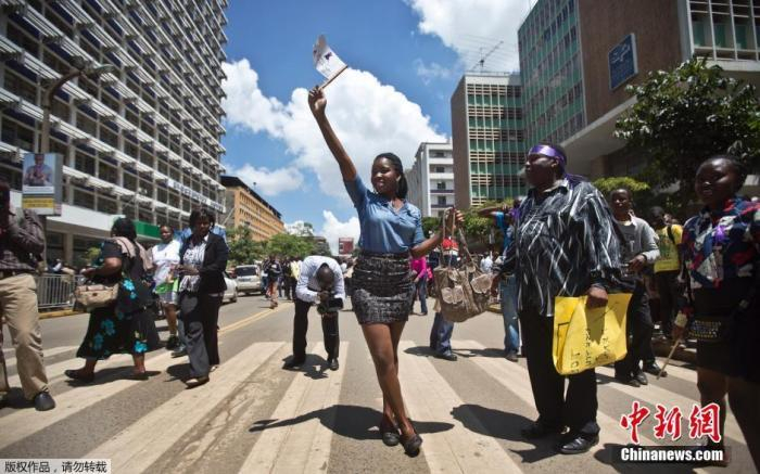 资料图：当地时间2014年11月17日，肯尼亚内罗毕，当地女性聚集示威，抗议针对女性的暴力事件。