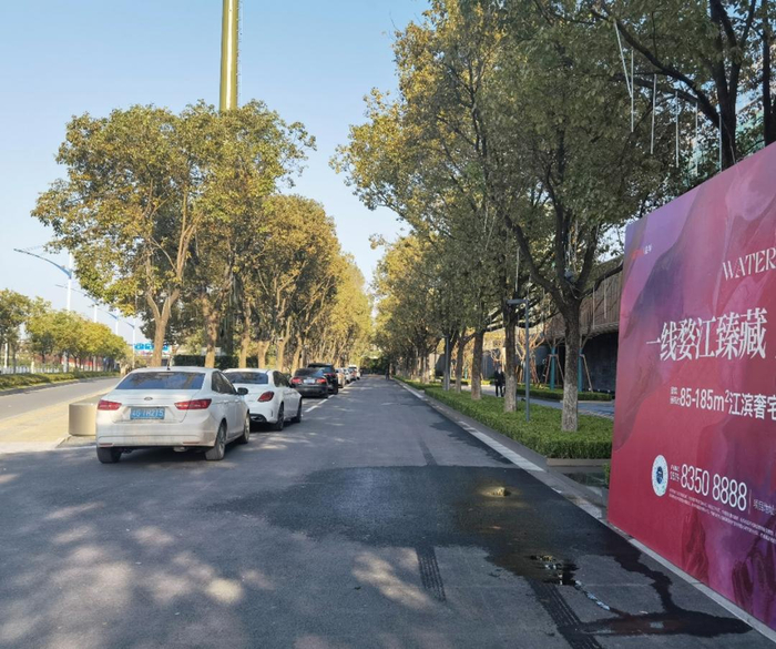 △金华某新盘路边停车只有三五辆（受访者供图）