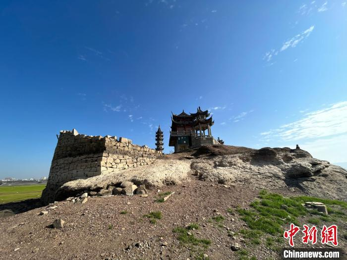 随着鄱阳湖枯水期的到来，落星墩则得以重现全貌。　袁汝晶 摄