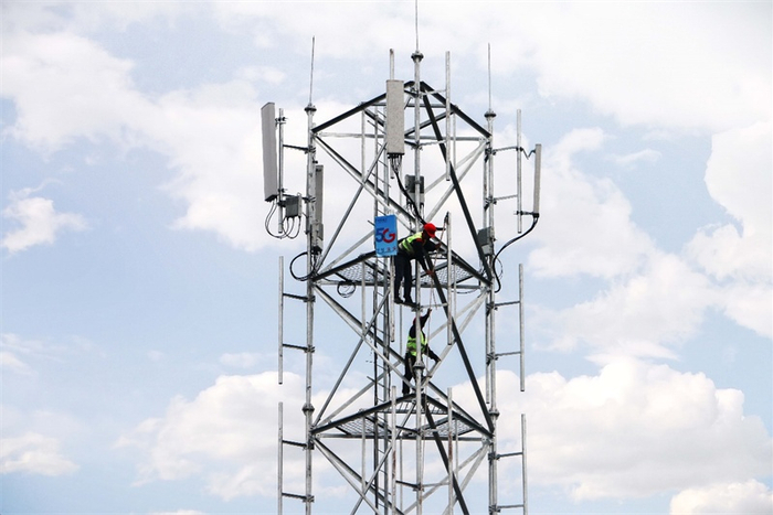 中国电信玉林分公司建设人员在榕楼村排楼坡紧锣密鼓安装5G设备 （央广网发 钟扬勇摄）